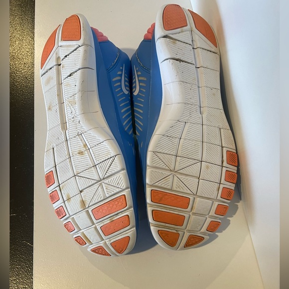 Women's Nike Free Balanza Blue Sneakers, with  vibrant orange detail. Size 8 - Picture 5 of 6